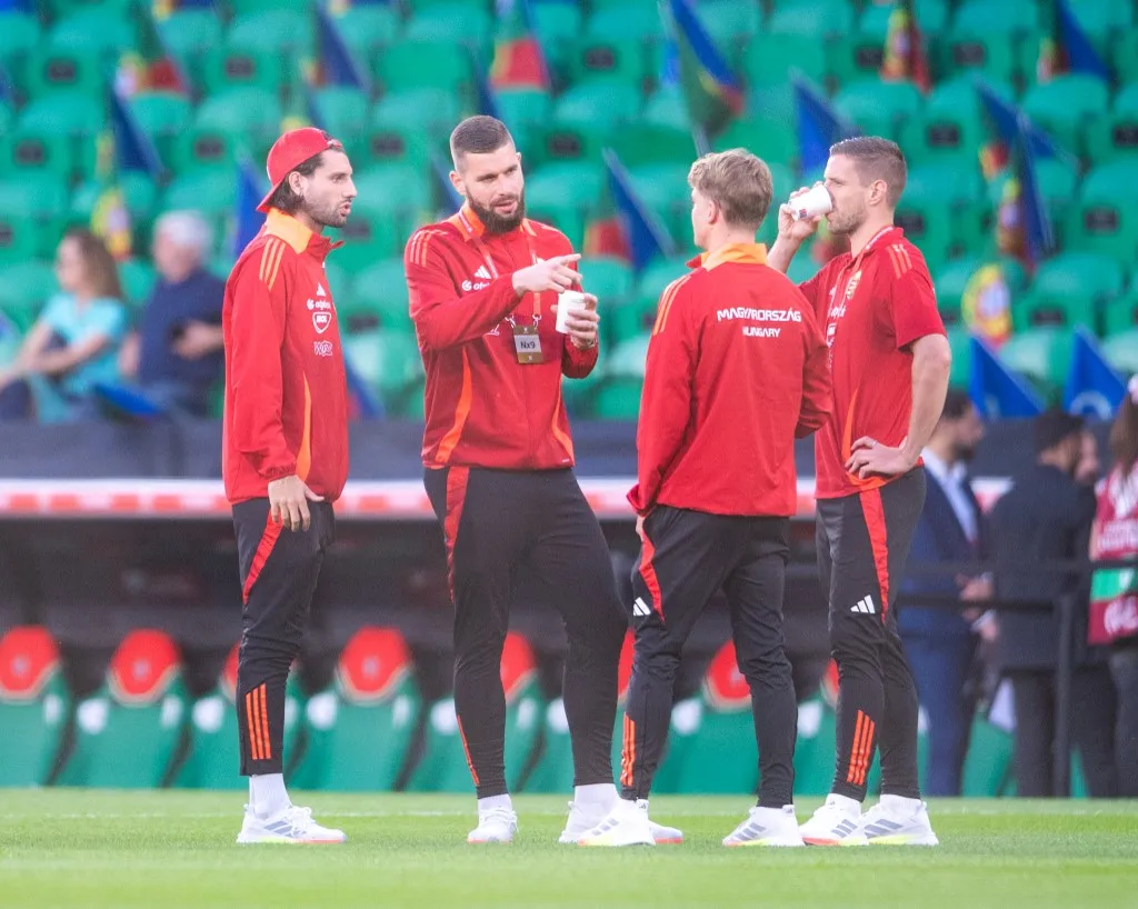 Szoboszlai Dominik, Szappanos Péter, Schäfer András és Varga Barnabás a válogatott bemelegítése közben Fotó: MIGUEL LEMOS / NurPhoto