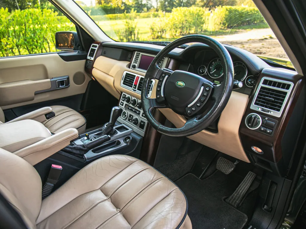 Királyi terepjáró kalapács alatt: II. Erzsébet autója új gazdát keres, Range Rover RangeRover, galéria, 2025