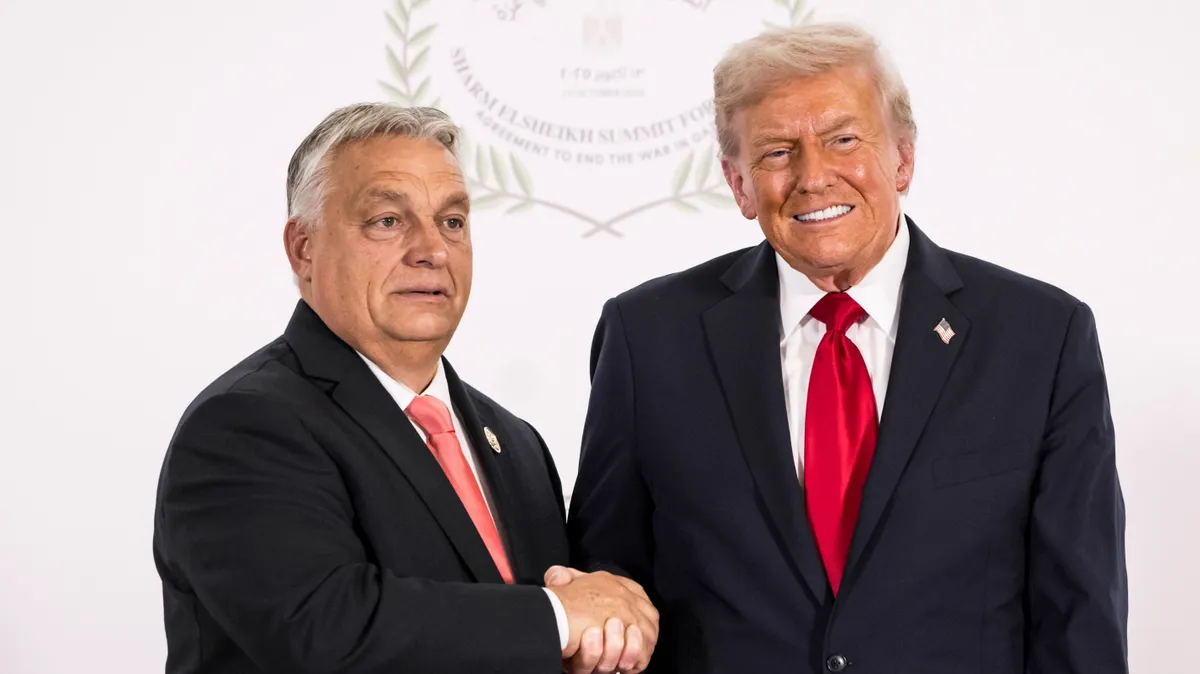 Sarm es-Sejk, 2025. október 13.
A Miniszterelnöki Kommunikációs Főosztály által közreadott képen Orbán Viktor miniszterelnök (b) és Donald Trump amerikai elnök (j) kezet fog a gázai tűzszüneti megállapodás helyszínén, az egyiptomi Sarm es-Sejk nemzetközi konferencia-központjában 2025. október 13-án.
MTI/Miniszterelnöki Kommunikációs Főosztály/Kaiser Ákos