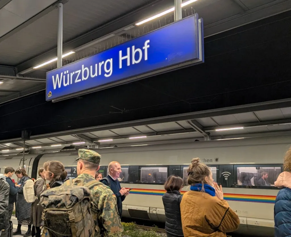 Katona a bajorországi Würzburg főpályaudvarán