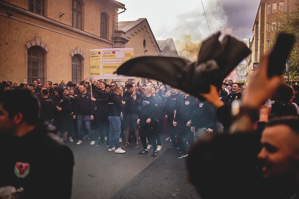 Magyarország–Örményország világbajnoki selejtező, labdarúgás, foci, futball, Magyar labdarúgó-válogatott, Puskás Aréna, 2025. 10. 11.
Szurkolók vonulnak