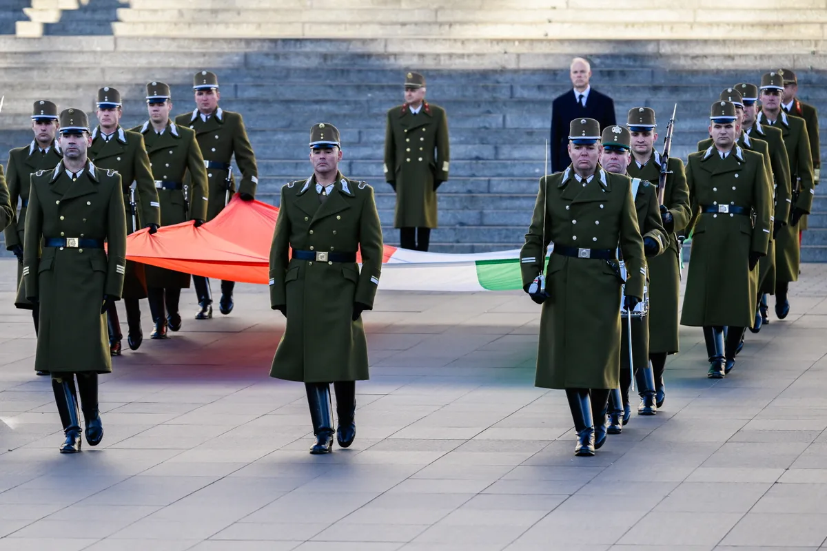 Budapest, 2025. október 6.
Szalay-Bobrovniczky Kristóf honvédelmi miniszter jelenlétében katonai tiszteletadással ünnepélyesen felvonják, majd félárbócra engedik a nemzeti lobogót az aradi vértanúk kivégzésének 176. évfordulóján az Országház előtti Kossuth Lajos téren 2025. október 6-án.
MTI/Hegedüs Róbert