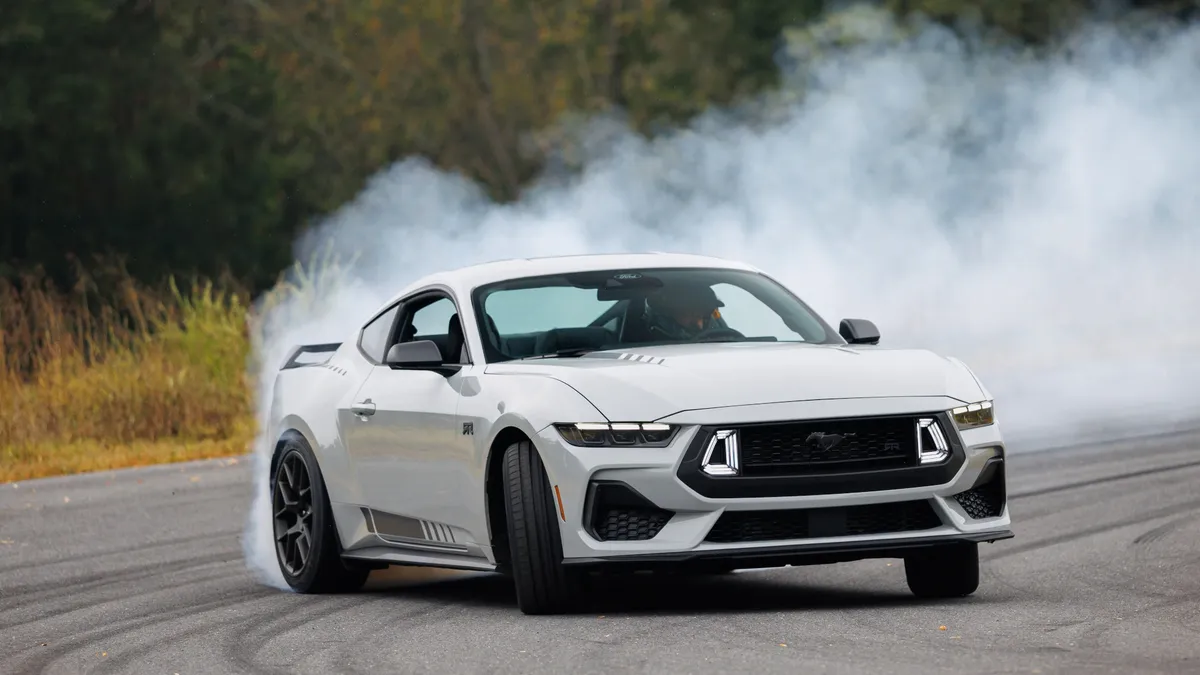 Egy Ford Mustang RTR driftel füstölő hátsó gumikkal.