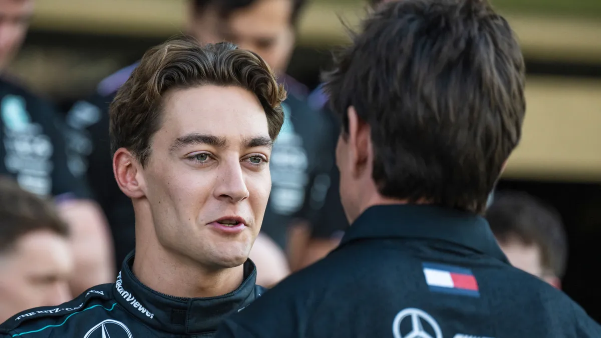 Botrány a Mercedesnél: George Russell megsértődött Toto Wolffra