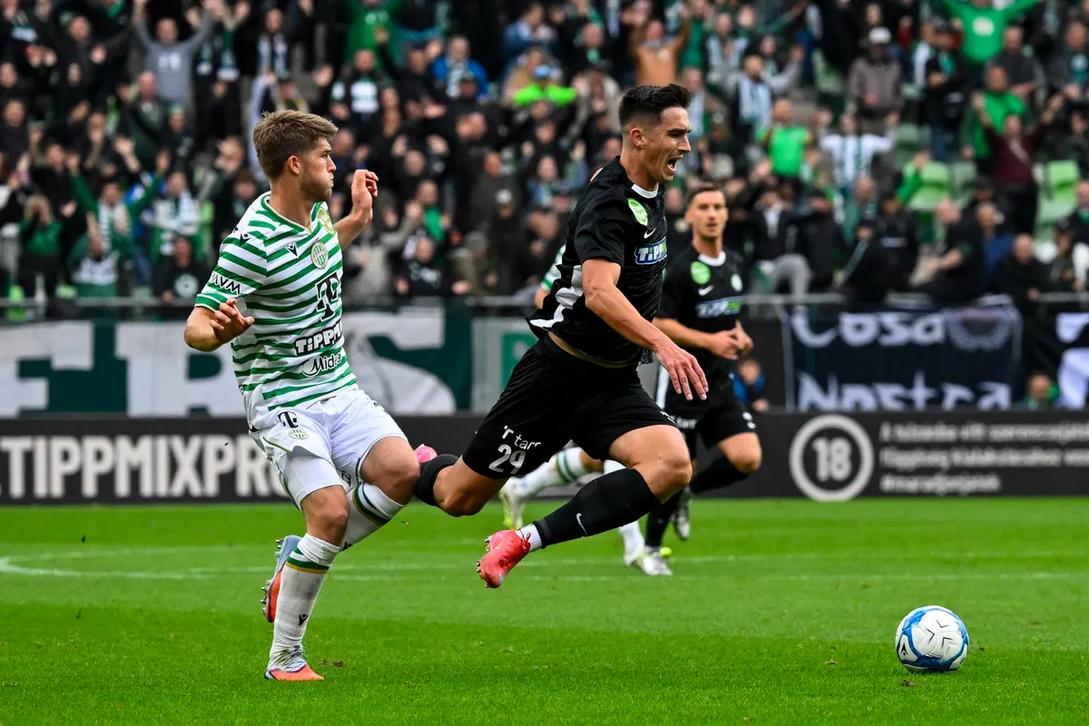 Budapest, 2025. október 5.
Szalai Gábor (b), a Ferencváros és Tóth Barna, a Paks játékosa a labdarúgó Fizz Liga 9. fordulójában a Ferencvárosi TC – Paksi FC mérkőzésen a Groupama Arénában 2025. október 5-én.
MTI/Hegedüs Róbert