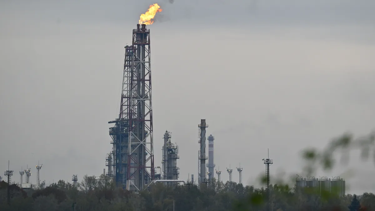 Olajfáklya a Mol százhalombattai Dunai Finomítójában 2025. október 21-én. A Mol megerősítette, hogy előző nap éjjel tűz ütött ki a finomító AV3-as üzemében. A tüzet a tűzoltók lokalizálták, és jelenleg is dolgoznak a terület biztosításán. Személyi sérülés nem történt, a baleset pontos okát vizsgálják. A kárfelméréssel párhuzamosan fokozatosan újraindítják a tűzben nem érintett üzemegységeket.
MTI/Hegedüs Róbert