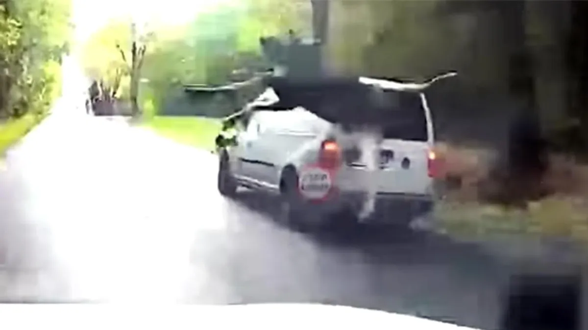 Meg akarta előzni az előtte haladót, élete legváratlanabb eseménye lett belőle - videó