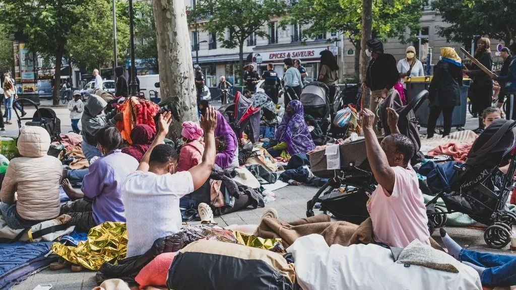 A brit Konzervatív Párt új, amerikai mintára létrehozott „Removals Force” bevezetését tervezi, amelynek célja az illegálisan érkező migránsok tömeges kiutasítása