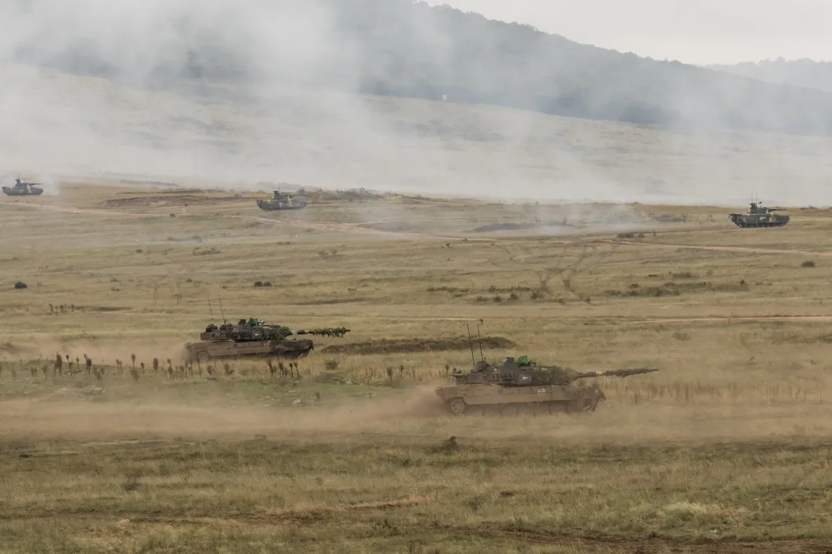 Hajmáskér, 2025. szeptember 25.
Leopard 2A7 harckocsik a szárazföldi és légi műveletek szimulációja során az Adaptive Hussars 2025 országvédelmi gyakorlat látogató napján a Magyar Honvédség Központi Gyakorló - és lőterén Hajmáskér térségében 2025. szeptember 25-én.
MTI/Katona Tibor