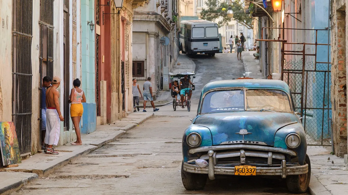 Kuba, Classic American 1950s car parked in a back street of the old town, Havana, Cuba. (Photo by: Alex Segre/UCG/Universal Images Group via Getty Images)
