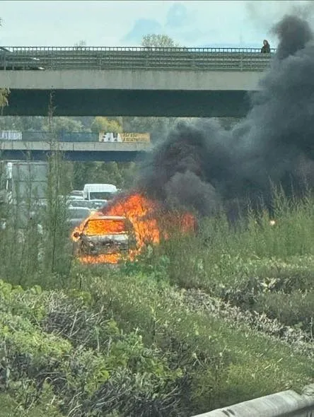 Teljes terjedelmében égett egy autó az M3-as autópályán