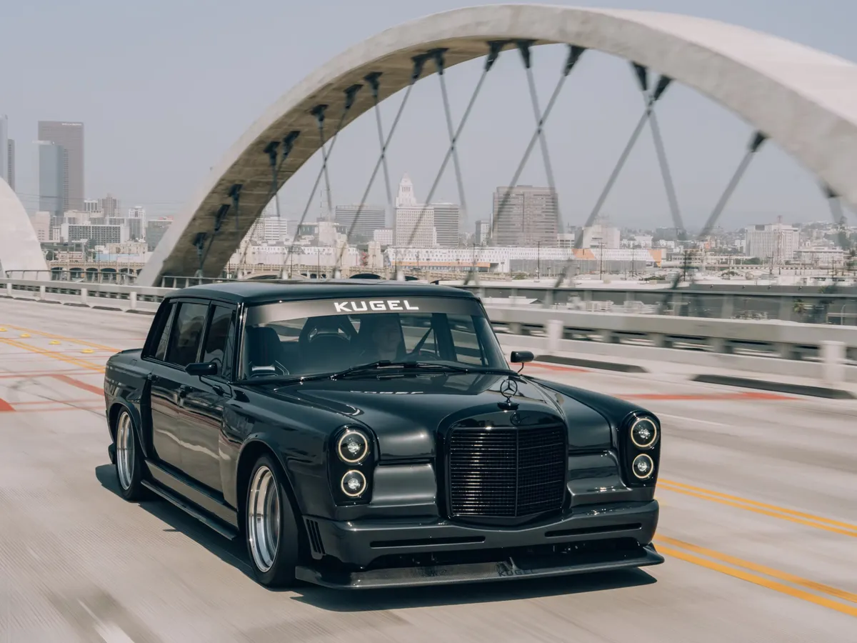 A Kugel Werks által megépített Mercedes-Benz 600-as halad egy hídon.