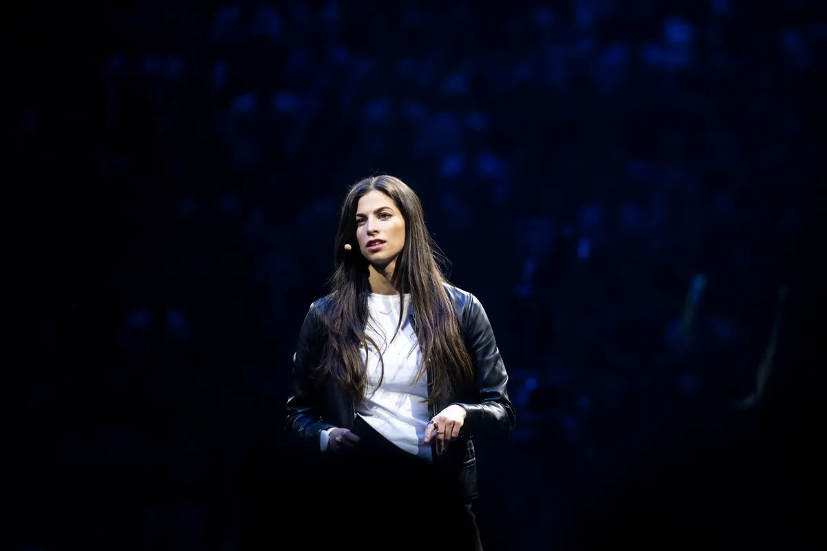 Szentkirályi Alexandra hevesen tiltakozik Ruszin-Szendi Romulusz azon kijelentése ellen, miszerint vissza kellene állítania a sorkötelezettséget (Fotó: MTI/Miniszterelnöki Kommunikációs Főosztály/Benko Vivien Cher)