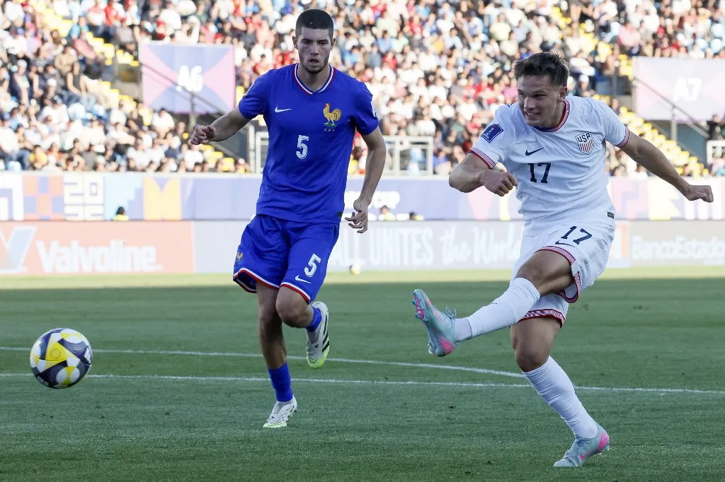 Elyaz Zidane (kékben) háromszor is közelről nézte, ahogyan az amerikaiak gólt lőnek a francia válogatott elleni U20-as vb-meccsen
