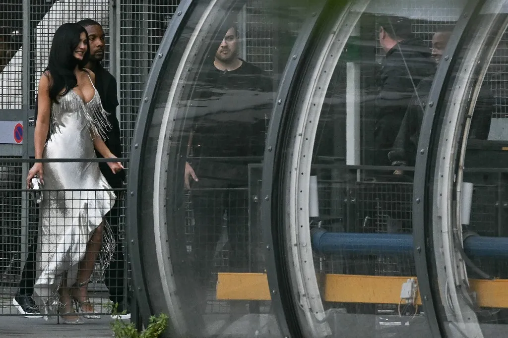 US media personality Kylie Jenner (L) arrives for the presentation of creations by Schiaparelli for the Women Ready-to-wear Spring-Summer 2026 collection as part of the Paris Fashion Week, in Paris on October 2, 2025. (Photo by Anna KURTH / AFP)