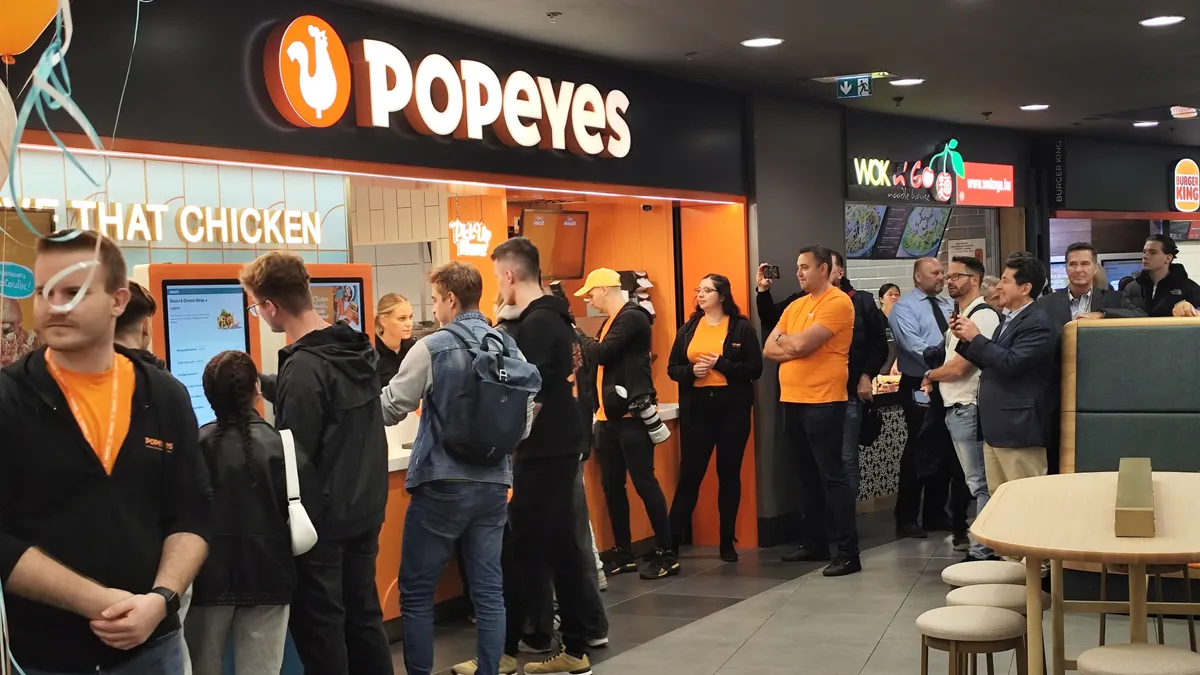 Az első vendégek a Popeyes első magyarországi, Budapesten a Westend bevásárlóközpontban megnyílt étterménél, 2025.10.16.