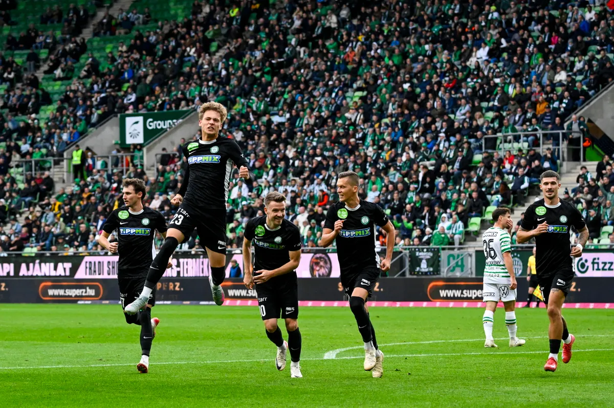 Budapest, 2025. október 5.
A gólszerző Pető Milán (b2), a Paks játékosa a labdarúgó Fizz Liga 9. fordulójában a Ferencvárosi TC – Paksi FC mérkőzésen a Groupama Arénában 2025. október 5-én.
MTI/Hegedüs Róbert