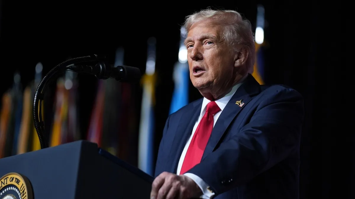 Donald Trump amerikai elnök korábban aláírta azt a rendeletét, amely kizárja a transznemű nőket és lányokat a női sportversenyeken való részvételből (Fotó: MTI/AP/Evan Vucci)