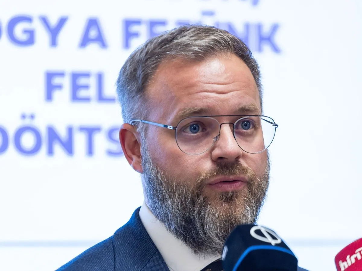 Pécs, 2025. május 19.Orbán Balázs, a miniszterelnök politikai igazgatója a Fidesz és a KDNP országjárása keretében tartott lakossági fórum előtti sajtótájékoztatón Pécsen 2025. május 19-én.MTI/Ruprech Judit