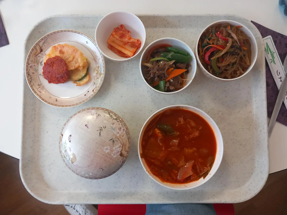 Íme, a dél-koreai menü! A konyhában nagy figyelmet fordítanak arra, hogy mindenki találjon kedvére való fogást
Fotó: Autó-Motor