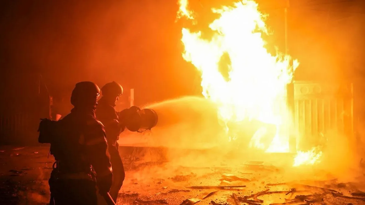 A tűzoltók két vízsugárral oltották a lángokat a budaörsi uszoda épületénél
