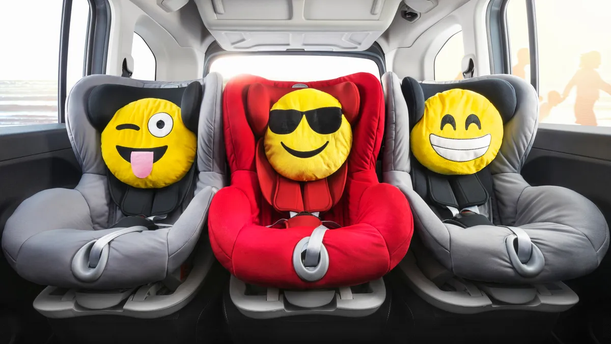 Három gyermekülés egymás mellett az Opel Combo Life hátsó sorában.