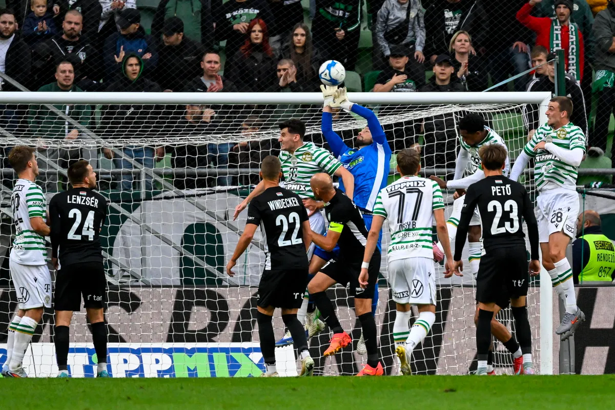 Budapest, 2025. október 5.
Kovácsik Ádám, a Paks kapusa véd a labdarúgó Fizz Liga 9. fordulójában, a Ferencvárosi TC – Paksi FC mérkőzésen a Groupama Arénában 2025. október 5-én.
MTI/Hegedüs Róbert