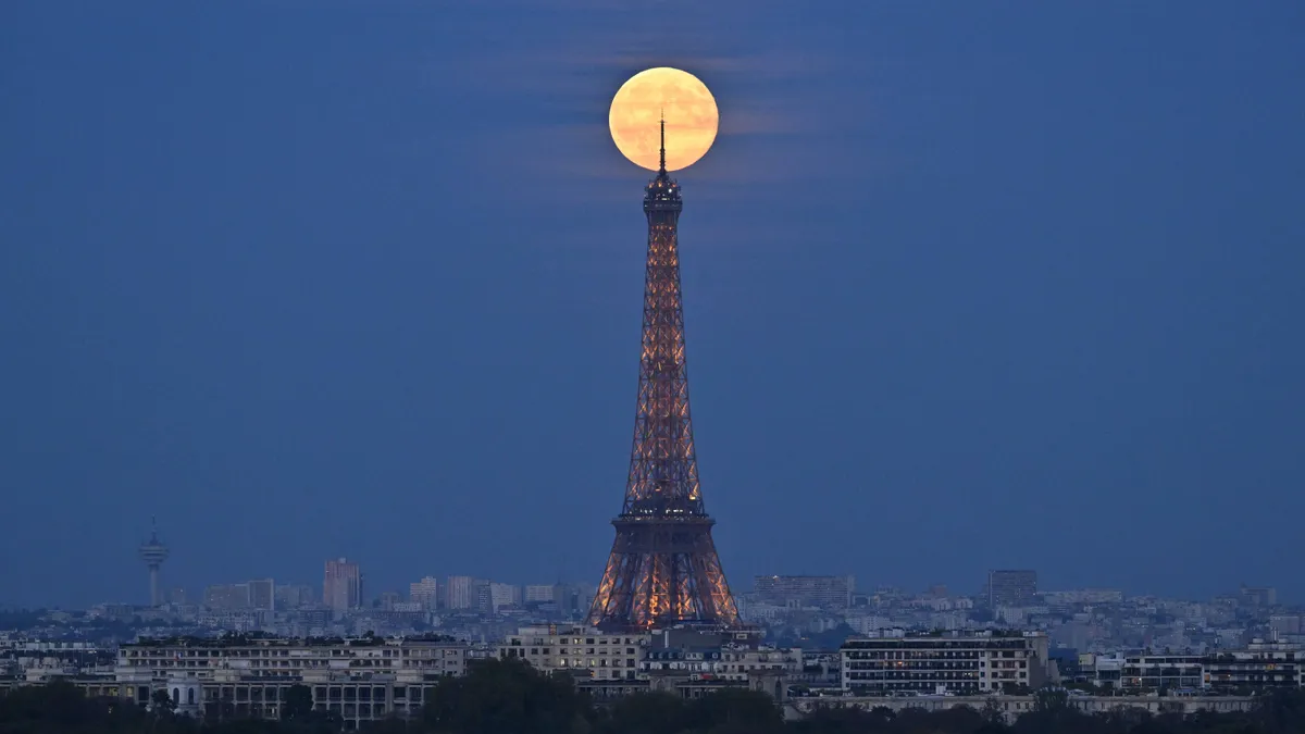 Szuperhold2025, Szuperhold, telihold, hold,   PARIS, FRANCE - OCTOBER 07: The full Harvest Supermoon rises over Paris, with a view of the Eiffel Tower as seen from Saint-Cloud,  France on October 7, 2025. Mustafa Yalcin / Anadolu (Photo by MUSTAFA YALCIN / Anadolu via AFP)