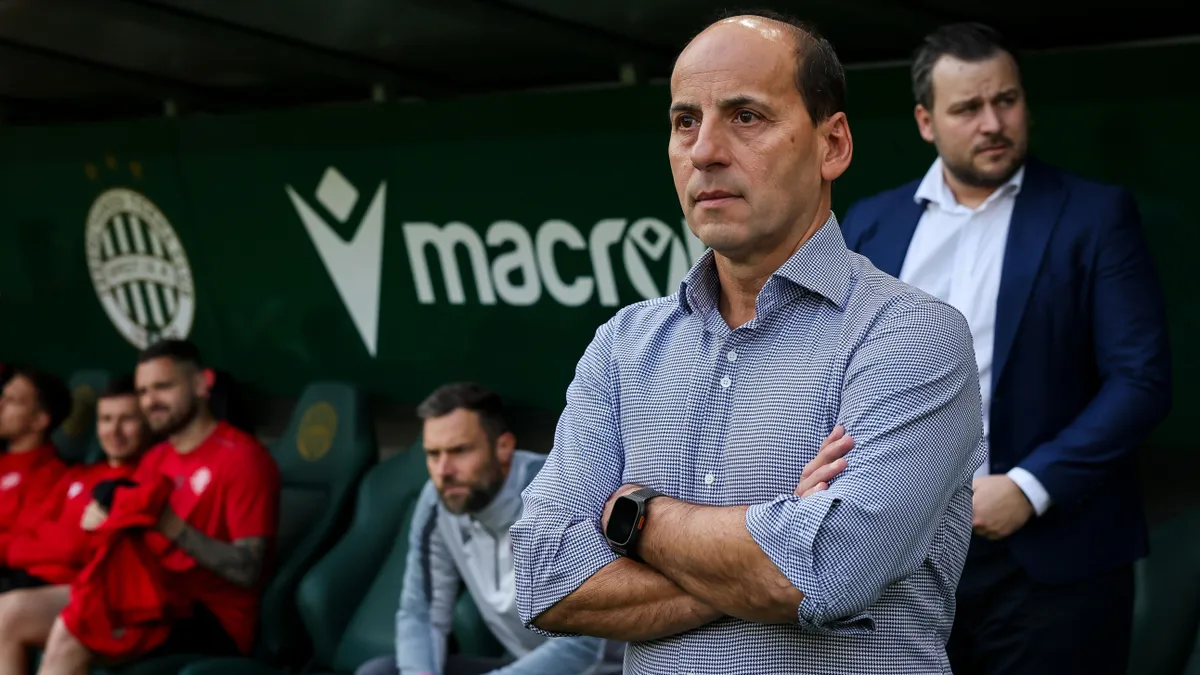 Kirúgja a néhány hónapja még hősként ünnepelt edzőjét az NB I-es focicsapat