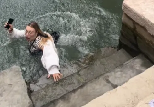 A navigációs probléma miatt vízbe esett a lengyel nő – Fotó: TikTok