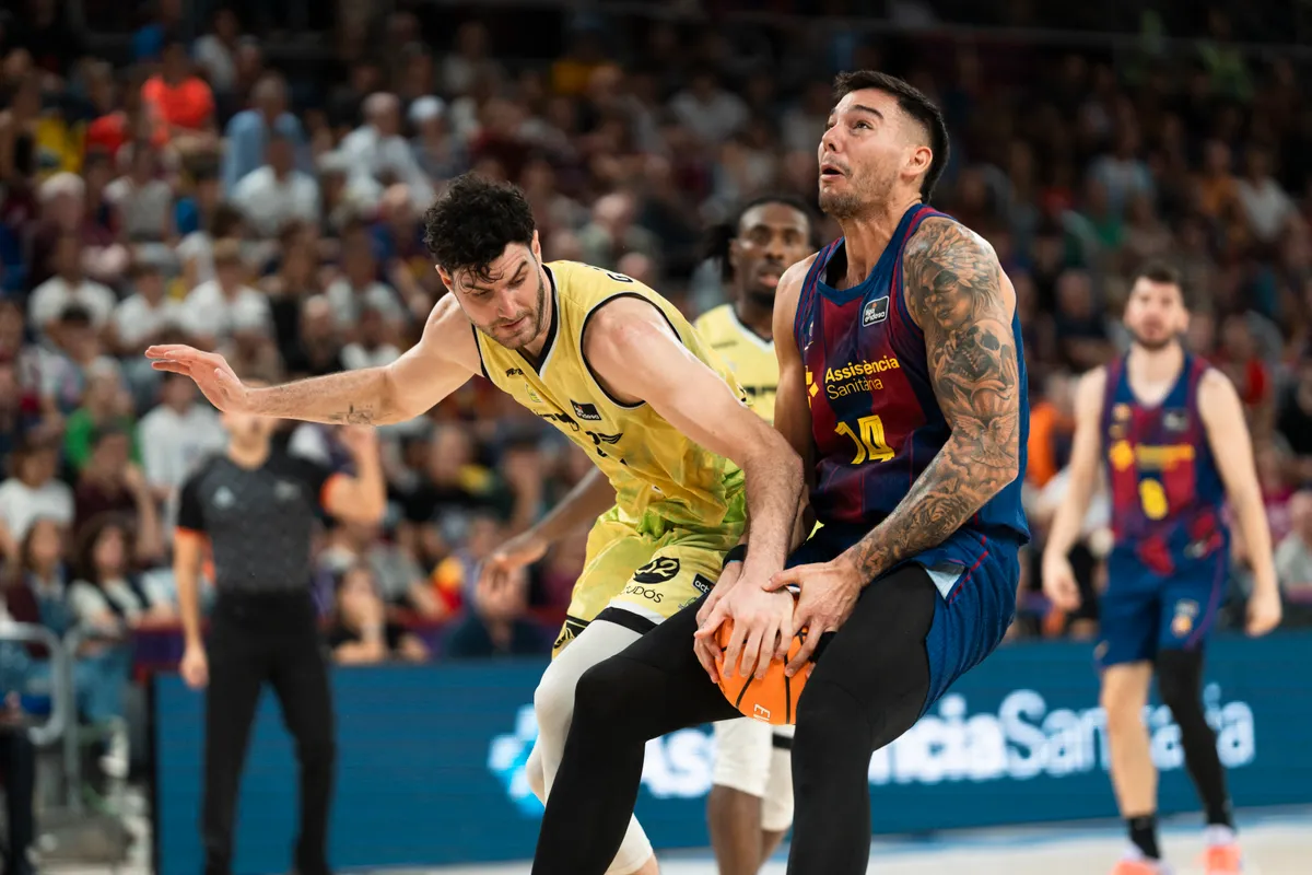 Golomán György (Hiopos Lleida) a Barcelona sztárjával, Willy Hernangómezzel csatázik a palánk alatt a spanyol ACB Liga 2. fordulójában, Barcelonában.