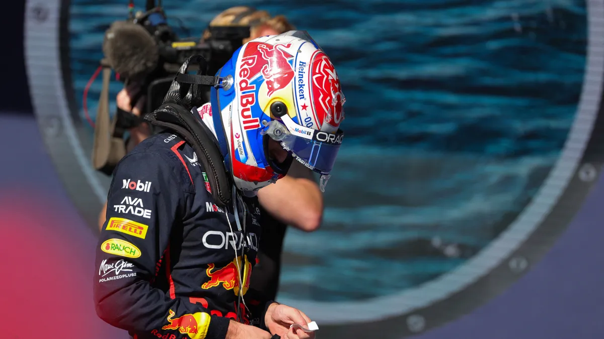 A Red Bullt megbüntették, de Max Verstappen így is örülhet