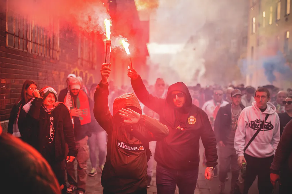 Magyarország–Örményország világbajnoki selejtező, labdarúgás, foci, futball, Magyar labdarúgó-válogatott, Puskás Aréna, 2025. 10. 11.
Szurkolók vonulnak