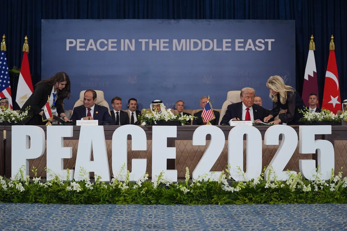 Sarm es-Sejk, 2025. október 13.
Donald Trump amerikai (j) és, Abdel-Fattáh esz-Szíszi egyiptomi elnök (b) aláírja a gázai tűzszüneti megállapodást az izraeli és a Hamász palesztin iszlamista szervezet közötti béketárgyalás helyszínén, az egyiptomi Sarm es-Sejk nemzetközi konferencia-központjában 2025. október 13-án.
MTI/AP/Evan Vucci