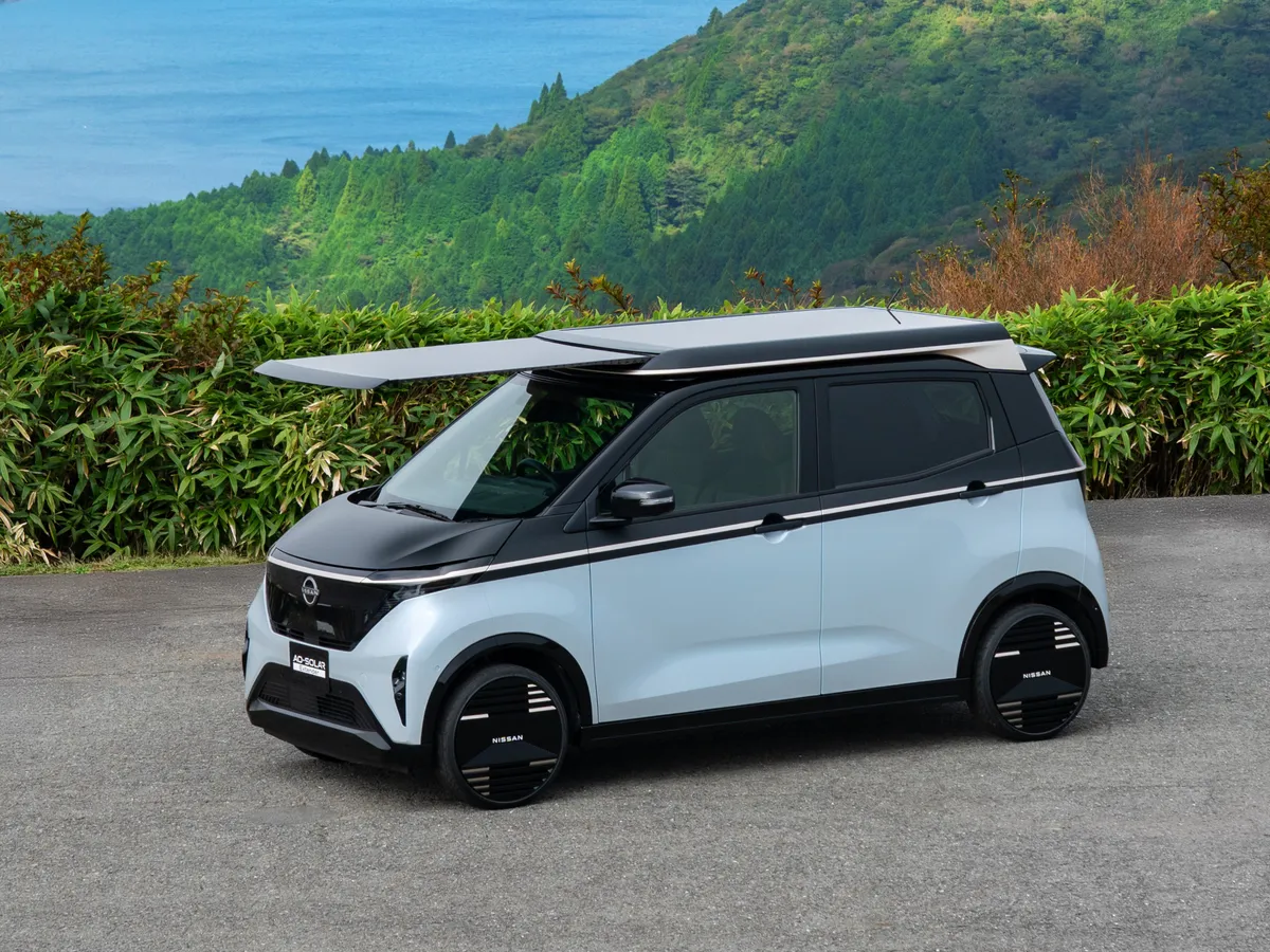 Nissan Sakura villanymotor kei-autó Ao-Solar napelemes hatótávnövelővel.