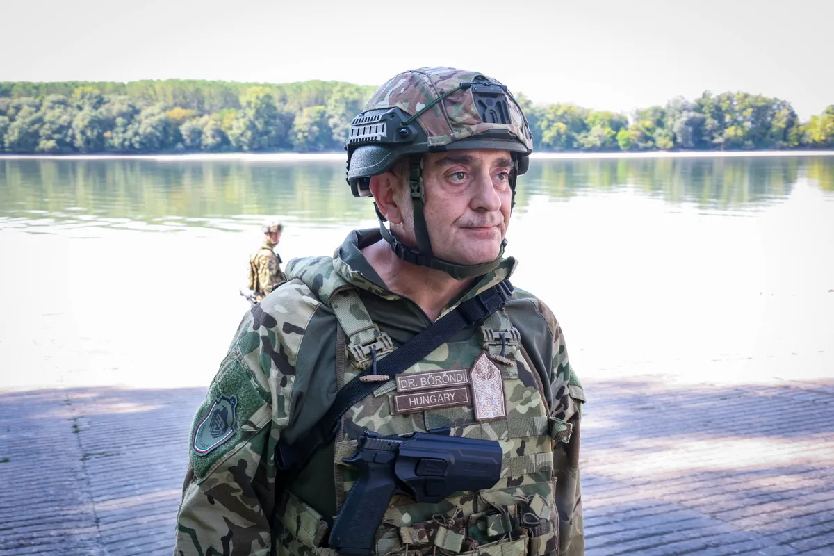 Fajsz, 2025. szeptember 9.
Böröndi Gábor vezérezredes, a Honvéd Vezérkar főnöke, amikor a menetből történő vízi átkelést gyakorolják katonák a NATO Adaptive Hussars 2025 (ADHU 25) elnevezésű összhaderőnemi gyakorlata keretében Fajsznál a Dunán 2025. szeptember 9-én.
MTI/Kiss Dániel