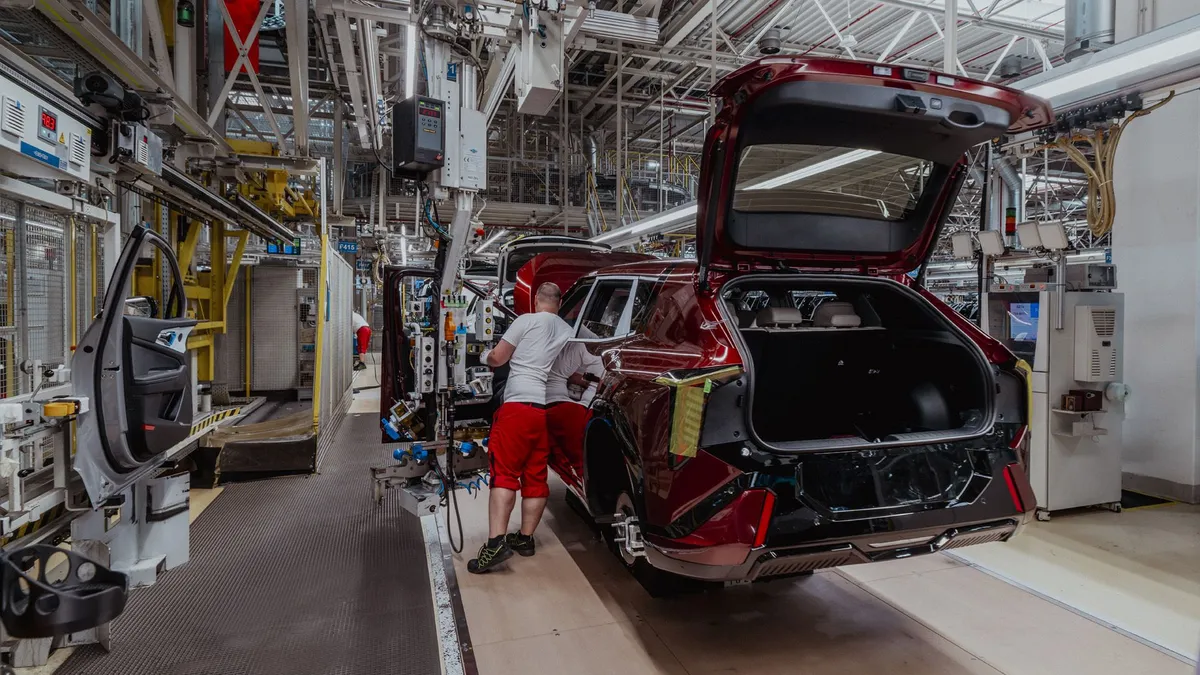 Az autógyár szerelősori dolgozóinak átlagéletkora alig haladja meg a 30 évet. Itt éppen a vadonatúj EV4-es villanyautót szerelik össze