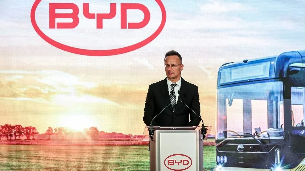 (250627) -- KOMAROM, June 27, 2025 (Xinhua) -- Hungarian Minister of Foreign Affairs and Trade Peter Szijjarto addresses the foundation stone laying ceremony for the expansion of the BYD plant in Komarom, northern Hungary, June 27, 2025.
  Chinese new energy vehicle (NEV) manufacturer BYD laid the foundation stone on Friday for the expansion of its electric bus and truck plant in Komarom, northern Hungary, marking a significant step in the company's European growth strategy.
  The investment includes the development of a new 29,000-square-meter production facility, expected to generate over 600 new jobs in the region. (Photo by David Balogh/Xinhua) (Photo by David Balogh / Xinhua via AFP)