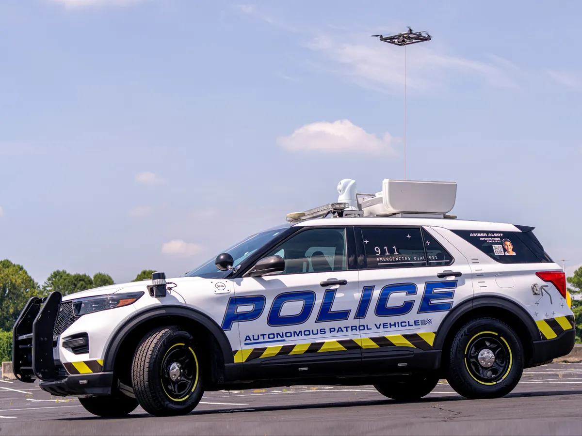 Drónt enged fel a magasba az önjáró rendőrautó.