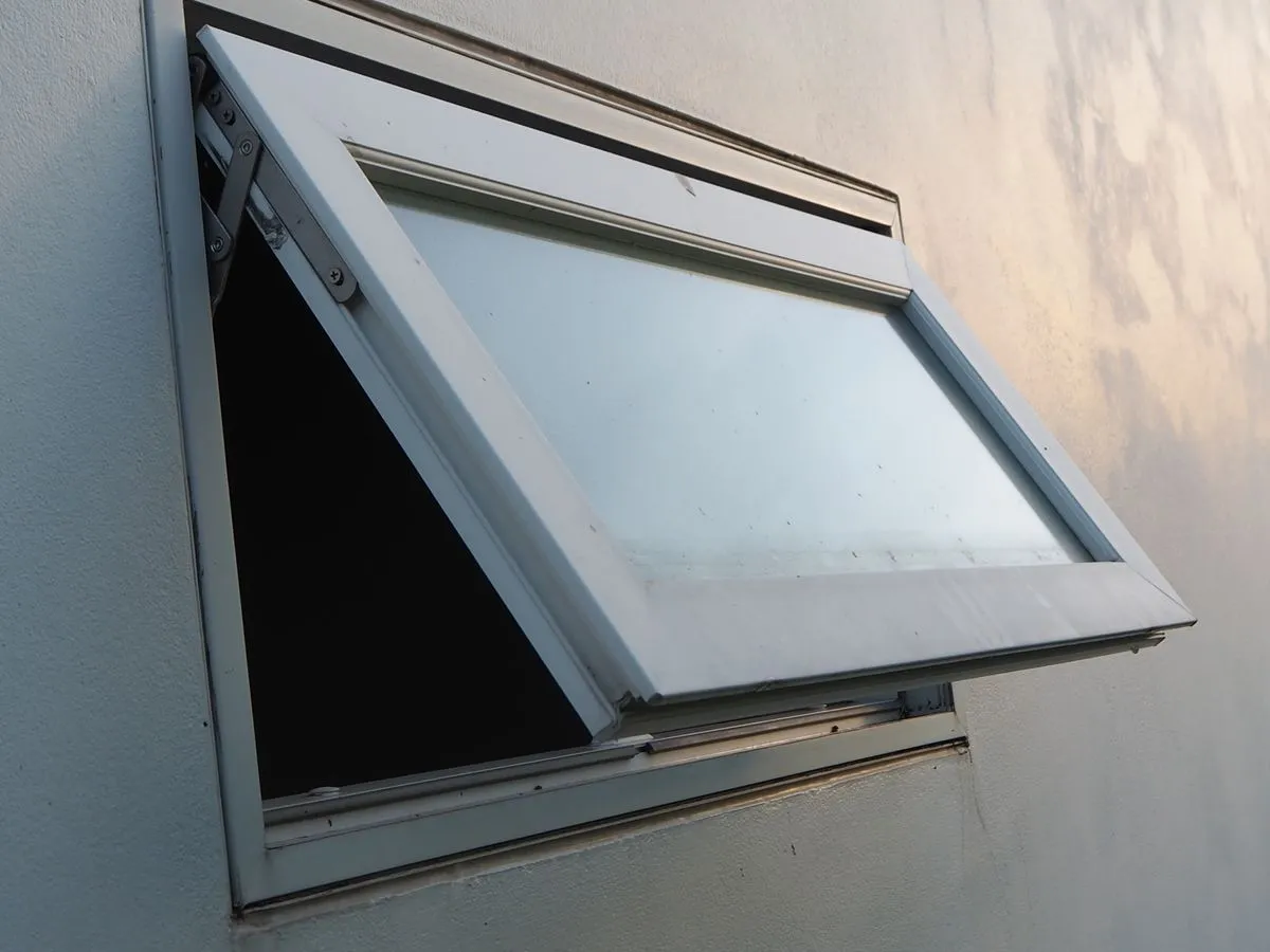 Az óvoda egy hasonló méretű ablakon keresztül vált célponttá