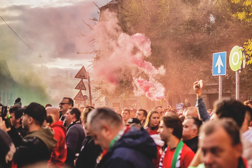 Magyarország–Örményország világbajnoki selejtező, labdarúgás, foci, futball, Magyar labdarúgó-válogatott, Puskás Aréna, 2025. 10. 11.
Szurkolók vonulnak