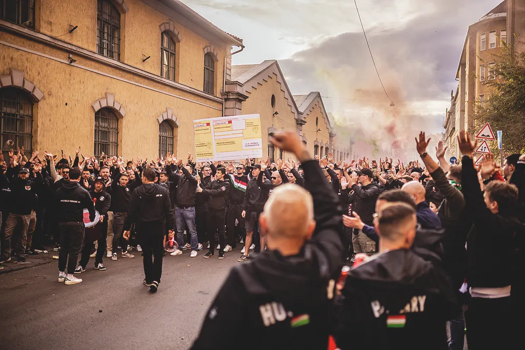 Magyarország–Örményország világbajnoki selejtező, labdarúgás, foci, futball, Magyar labdarúgó-válogatott, Puskás Aréna, 2025. 10. 11.
Szurkolók vonulnak