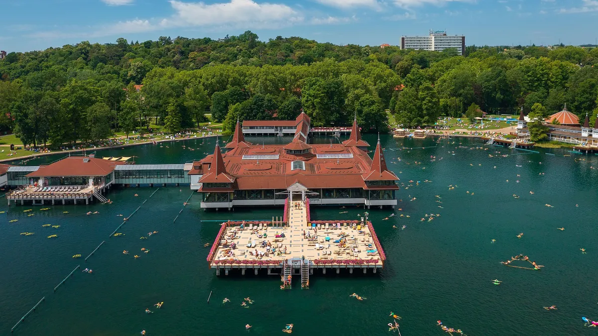 A magyar gyógyfürdők története ma is folytatódik — a látogatók egyre több trükkel és kedvezménnyel élvezhetik olcsóbban a gyógyvizek varázsát.