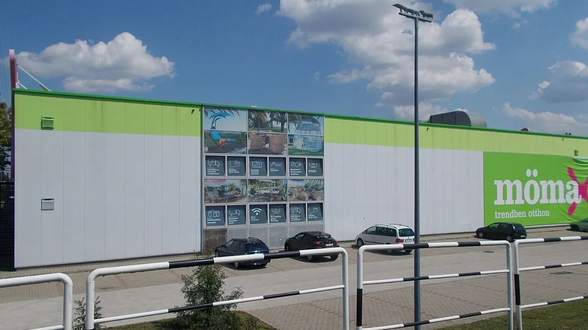 A győri Mömax áruházról készített felvétel