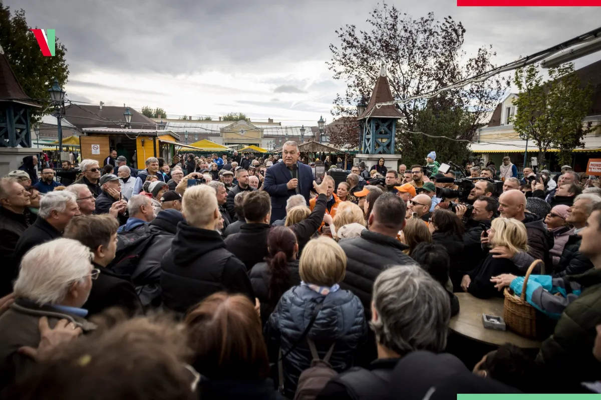 Orbán Viktor miniszterelnök hatalmas tömeg előtt írta alá a Fidesz által Brüsszel háborús tervei ellen elindított aláírásgyűjtő ívet.