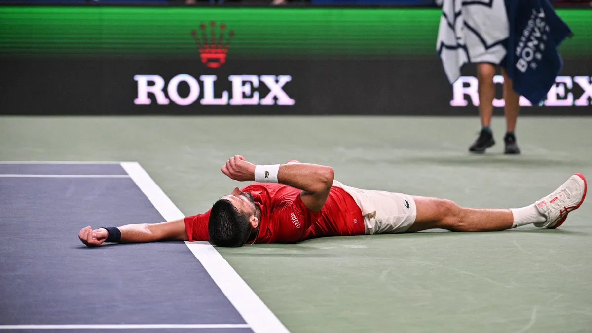 Djokovics a saját hányását takarította fel a pályáról
