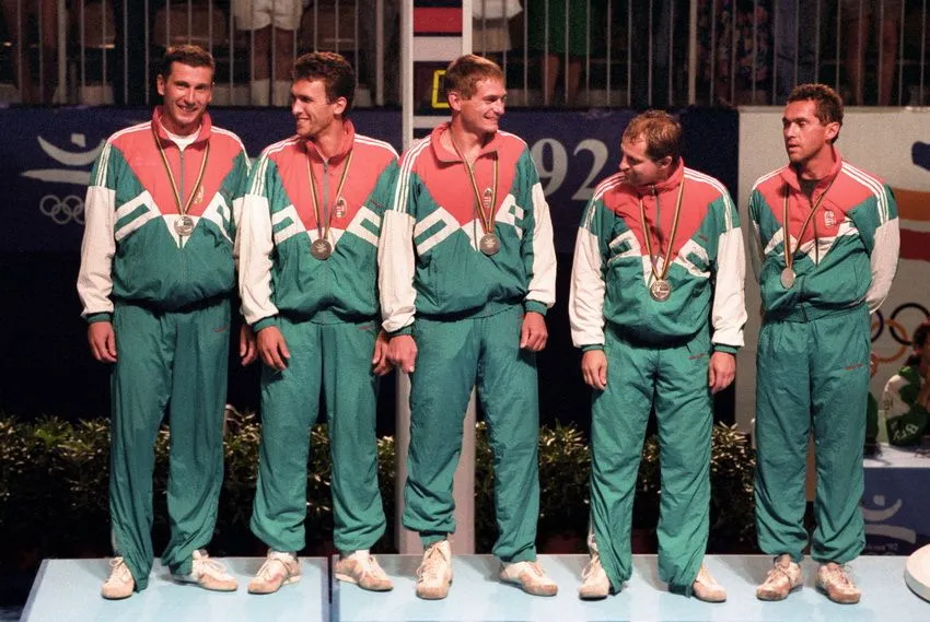 A barcelonai olimpia ezüstérmes kardcsapata: Szabó Bence, Abay Péter, Köves Csaba, Bujdosó Imre és Nébald György (b-j) kardvívók állnak a dobogón