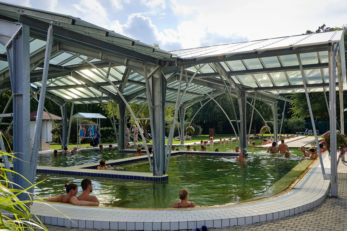 A magyar gyógyfürdők története nemcsak a múlt emléke — a termálvizek ma is bizonyított egészségügyi hatásukkal segítik a testi és lelki megújulást.