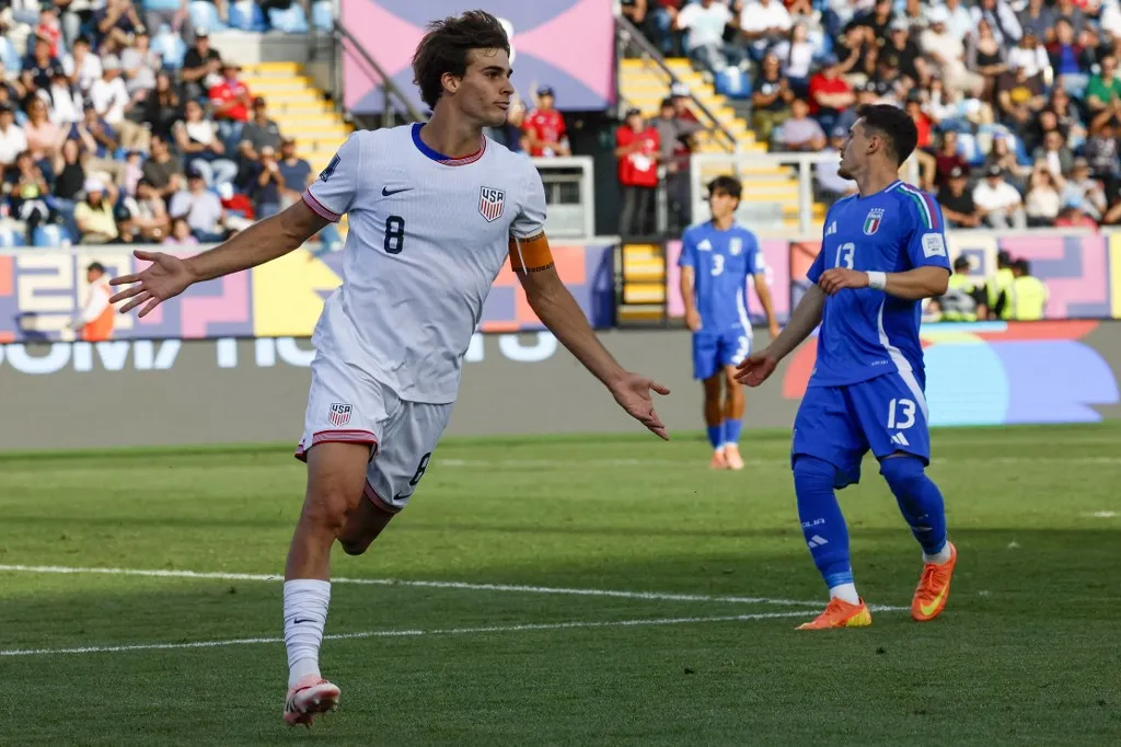 Futbol, Estados Unidos vs Italia.
Mundial sub 20, Chile 2025.
El jugador de Estados Unidos Benjamin Cremaschi, izquierda, celebra tras marcar su segundo gol contra Italia durante un partido de eliminacion directa de los octavos de final del mundial sub 20 disputado en el estadio El Teniente de Rancagua, Chile.
09/10/2025
Andres Pina/Photosport

Football, USA vs Italy.
U-20 World Cup Championship.
USAs player Benjamin Cremaschi, left, celebrates after scoring his second goal against Italy during a U-20 World Cup, round of 16 knock out match, at the El Teniente stadium in Rancagua, Chile.
09/10/2025
Andres Pina/Photosport (Photo by ANDRES PINA/PHOTOSPORT / Photosport via AFP)