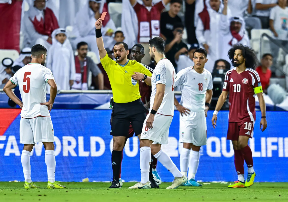 Piros lap Iránnak: Mohammed Al Hoish kiállítja Milad Mohammadit a 2026-os vb-selejtezőn Katar ellen, Dohában. A vízumproblémák csak ezután következtek Fotó: NOUSHAD THEKKAYIL / NurPhoto